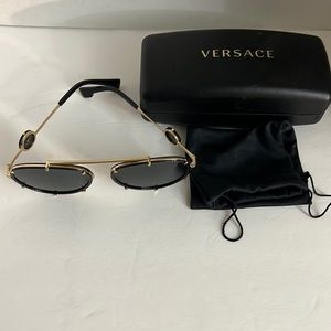 Men or women Versace glasses never worn no scratches dust bad and case included